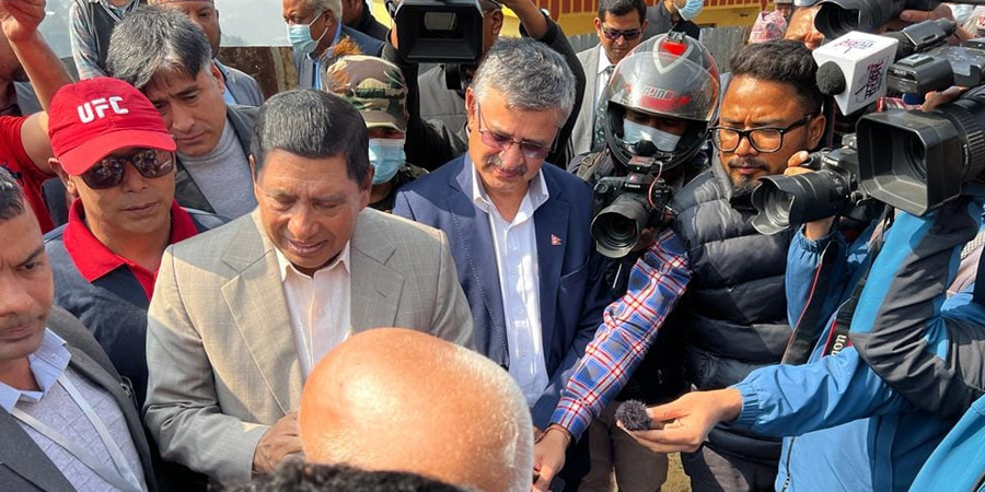 सडक अनुगमनमा पुगेका उपप्रधानमन्त्री श्रेष्ठले भने–ठेकेदारको उपेक्षा अब सहदैनौं