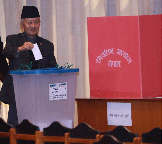 राष्ट्रपतिका उम्मेदवार नेम्वाङद्वारा मतदान