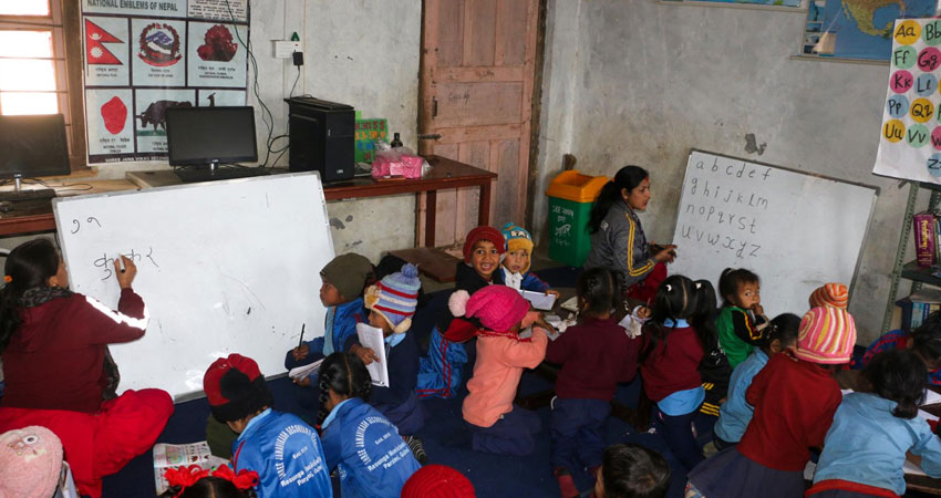 कक्षा कोठाको अभाव भएपछि एउटै समयमा दुई शिक्षिकाले पढाउँदै