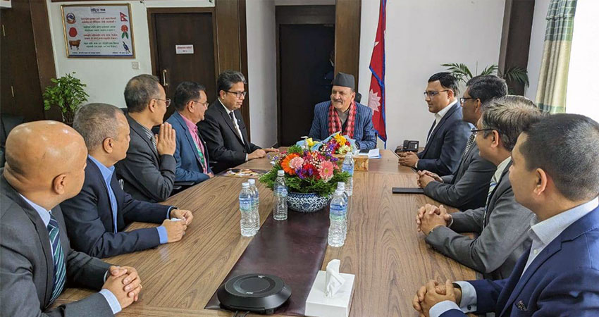 बैंकर्सलाई बोलाएर अर्थमन्त्री महतले भने– सकिन्छ भने ब्याजदर घटाइदिनुस्