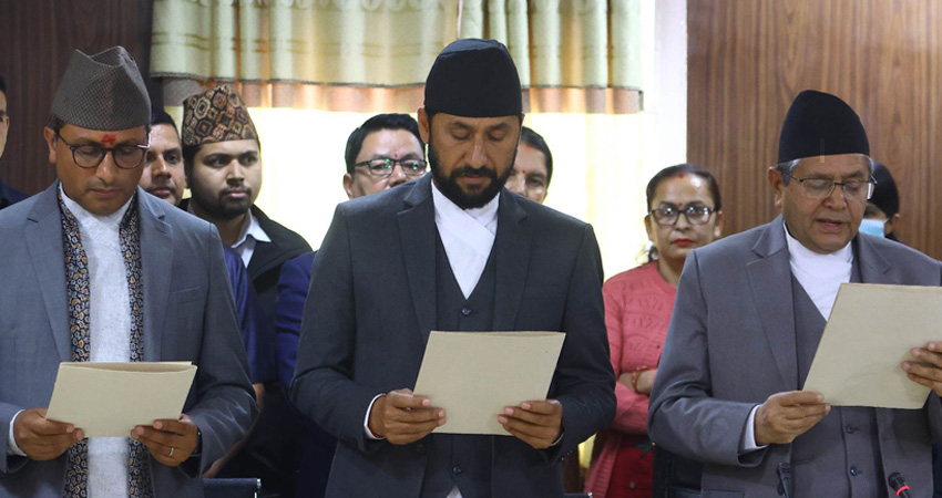 नवनिर्वाचित प्रतिनिधिसभा सदस्य लामिछाने र वाग्लेले लिए सपथ