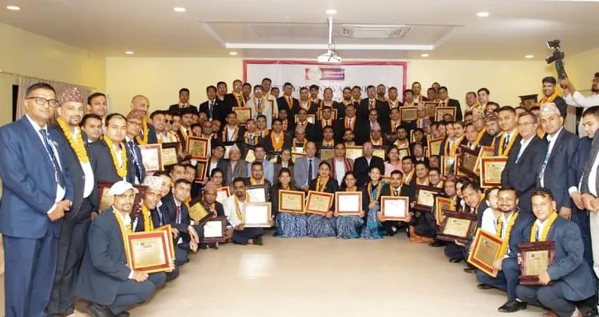 राष्ट्रिय वाणिज्य बैंकका उत्कृष्ट कर्मचारीलाई नगदसहित पुरस्कार वितरण