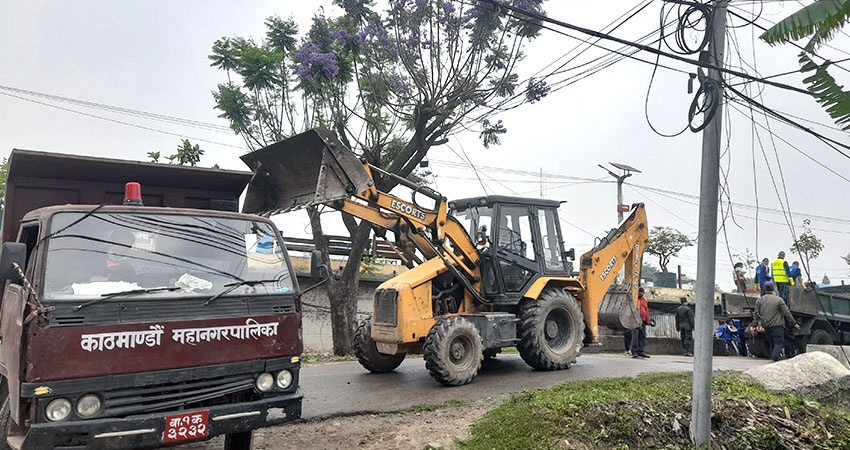 सिंहदरबार अगाडि महानगरको डोजर : हट्यो मापदण्ड विपरितका संरचना