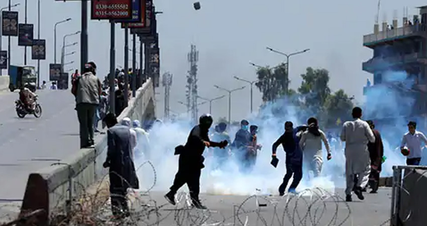 इमरान खान पक्राउ परेपछि अशान्त बन्दै पाकिस्तान, आठको मृत्यु, १९ सय पक्राउ