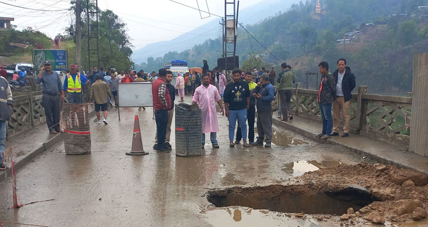 अवरुद्ध पृथ्वी राजमार्गको पहिरो पन्छाउन नेपाली सेना परिचालन