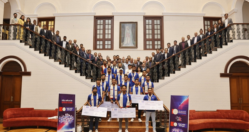 राष्ट्रिय वाणिज्य बैंकद्धारा राष्ट्रिय क्रिकेट खेलाडीलाई एक/एक लाख रकम प्रदान