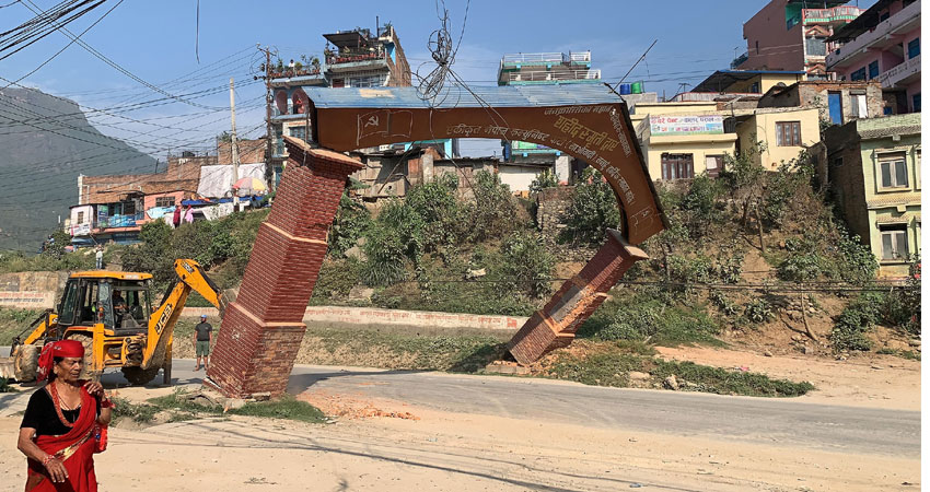 राजमार्ग विस्तारका लागि भत्काइयो सहिदगेट