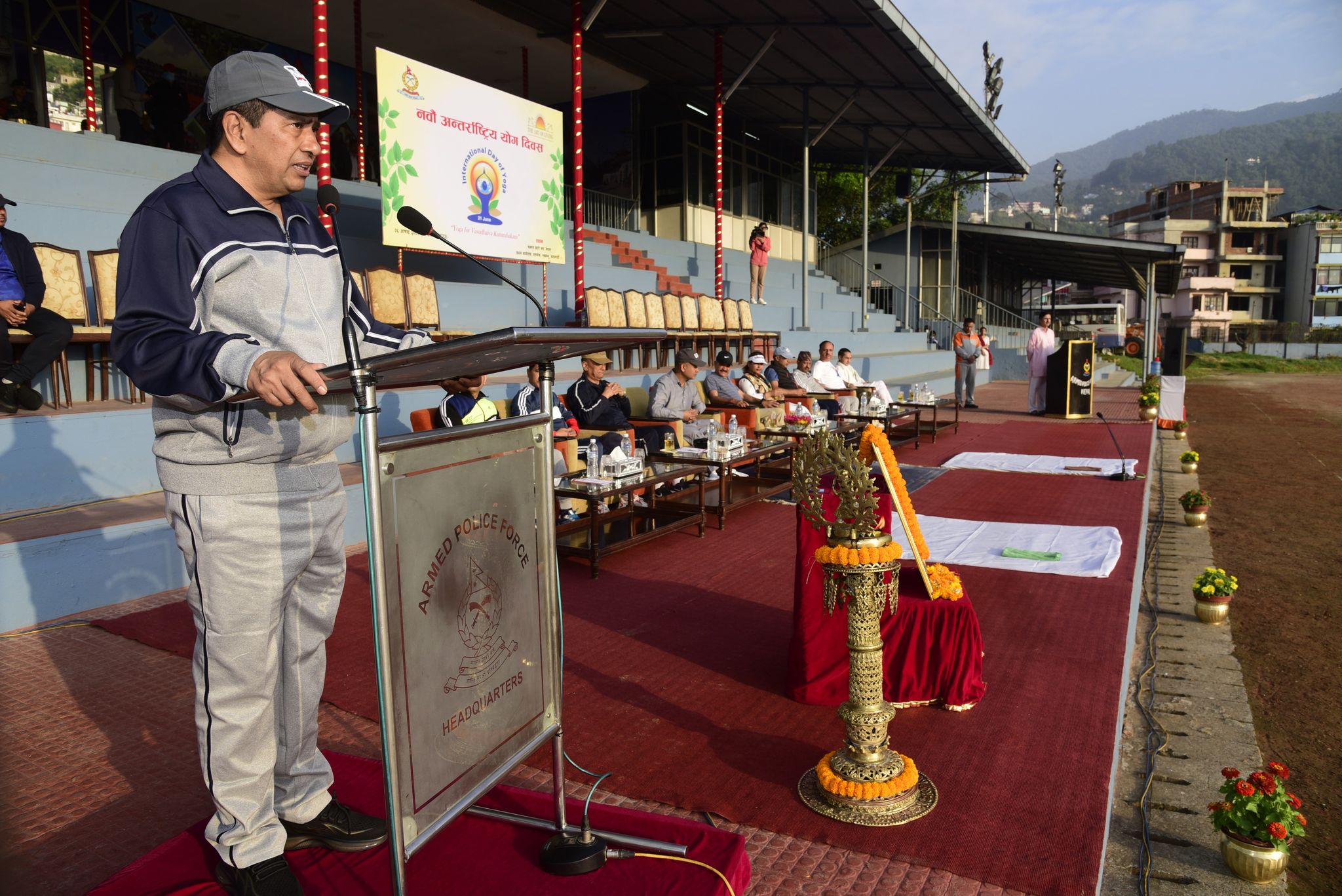 शसस्त्र प्रहरीलाई योग सिकाउन माओवादी नेताहरु रंगशालामा