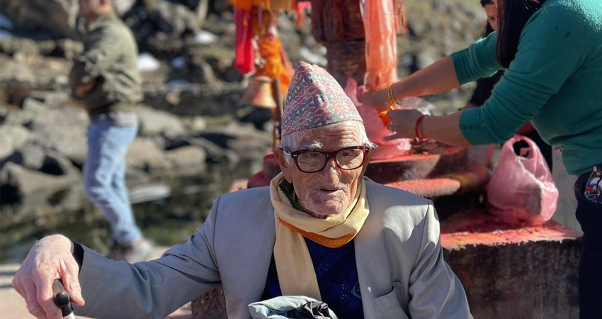 जहाँ इच्छा त्यहाँ उपाय, ९३ वर्षीय ‘बा’ लाई उमेर छेकेन गोसाइकुण्ड पुग्न