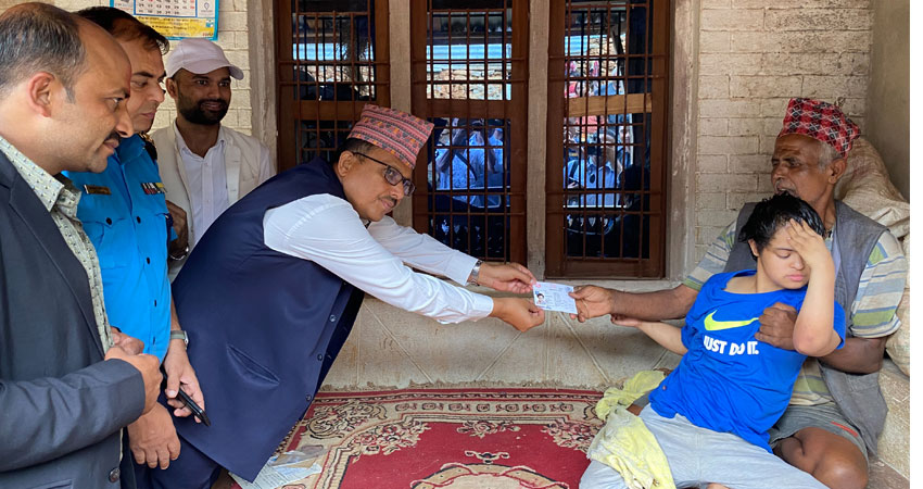 सन्तोषिको घरमै पगेर नागरिकता प्रदान गरे प्रजिअ थापाले