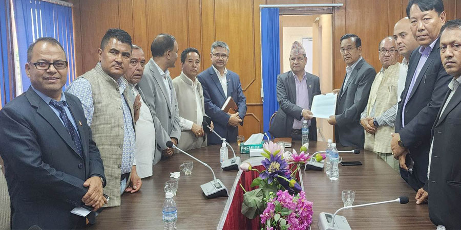 बजेटले आफ्ना मागहरु सम्बोधन नगरेको भन्दै निर्माण व्यवसायीद्वारा मन्त्रीको ध्यानाकर्षण