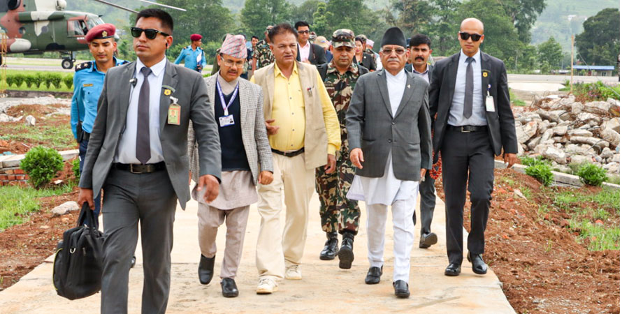 प्रधानमन्त्रीसहितको टोली बाढीपहिरो प्रभावित क्षेत्रको जानकारी लिन तुम्लिङ्टारमा
