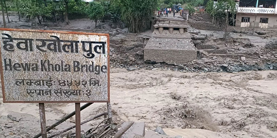 हेवाखोलामा आएको बाढीका कारण मेची राजमार्ग पुनः अवरुद्ध