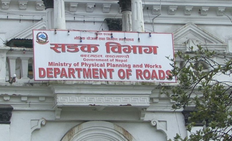 यातायात र सडक विभाग भवनको आगो निभाइँदै
