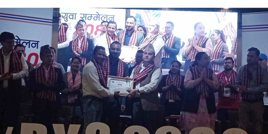 ‘विशिष्ट युवा प्रतिभा पुरस्कार २०८०’ बाट साहित्यकार बिर्खे अञ्जान सम्मानित