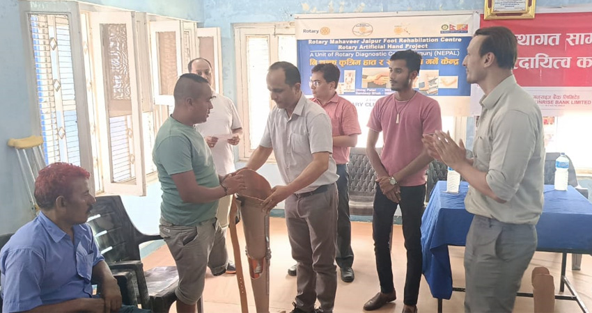 सन्राइज बैंकद्वारा अंगभंग भएका व्यक्तिहरुलाई कृतिम अंग प्रदान