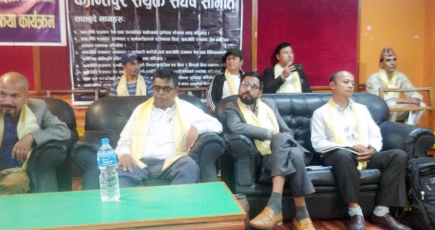 सञ्चार उद्योगीहरुलाई श्रमजीवी पत्रकारकाे ऐना उपहार