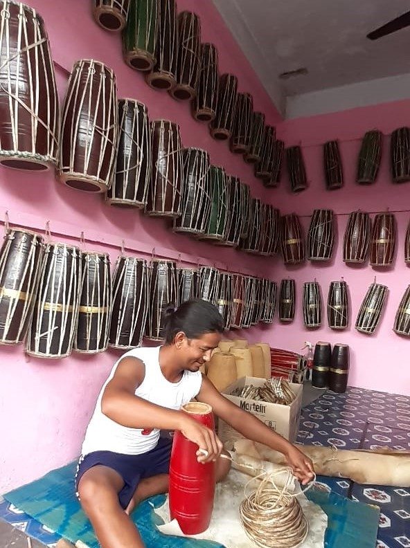 विदेशबाट फर्केर मादल उद्योग मार्फत वार्षिक तीनलाख भन्दा बढी आम्दानी गर्दै कमल