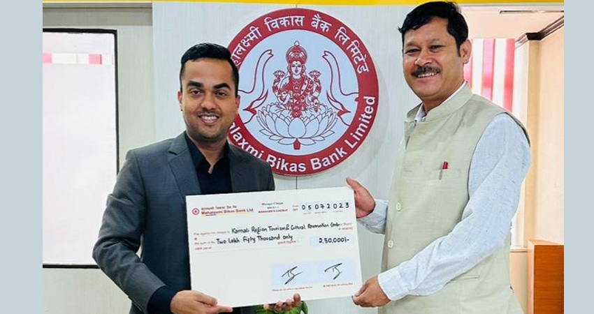 महालक्ष्मी विकास बैंकद्वारा कर्णालीका विद्यार्थीलाई छात्रवृत्ती वितरण