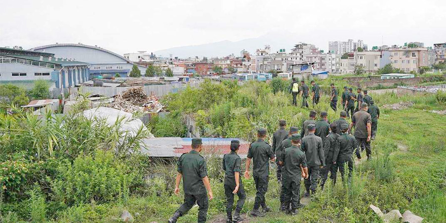 ललिता निवासको सरकारी जग्गामा तारबार गर्न पुग्यो महानगर