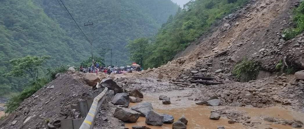 धादिङ बेँसी मलेखु सडक पहिरोले दुई तर्फनै अवरुद्ध