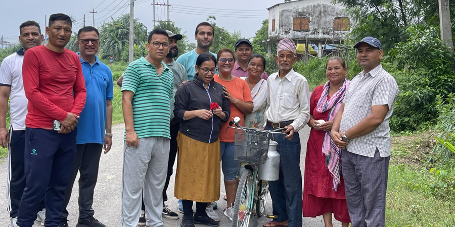 स्थानीयले भेट्न नपाएको गुनासो आएपछि महानगरप्रमुख दाहाल आफै पुग्निछन् टोल–टोलमा