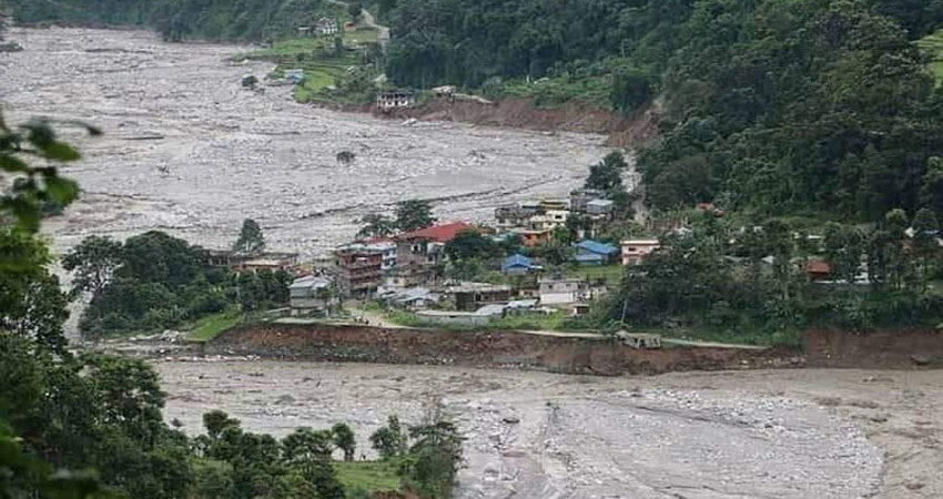 बाढीले थप क्षति पुर्याउन थालेपछि पालिकाद्वारा पुन:निर्माणमा सहयोग गर्न आग्रह