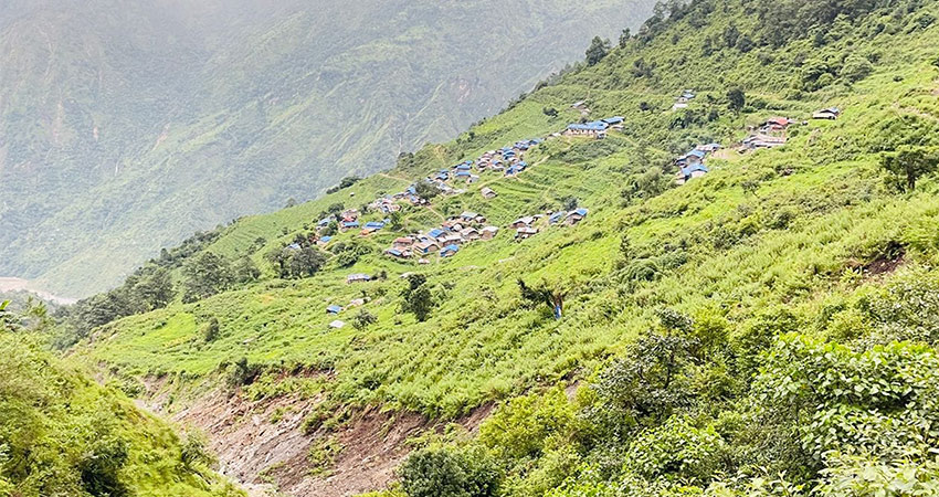 जमिन भासिँदै गएपछि गाउँनै पहिरोको उच्च जोखिममा