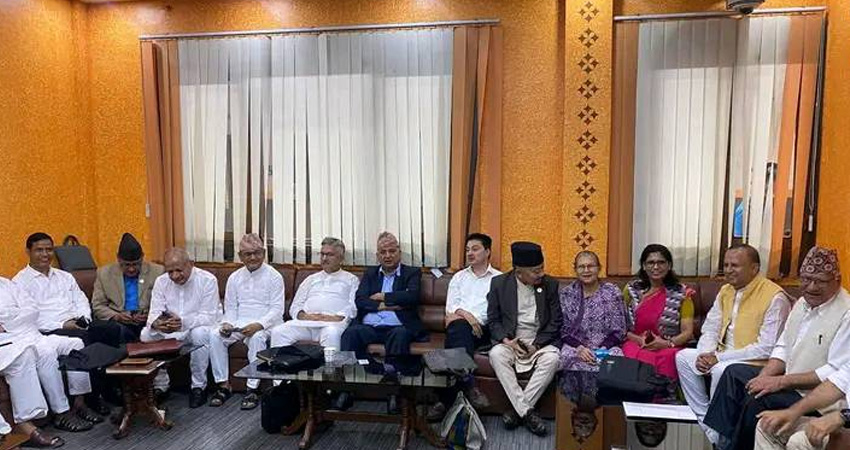 अम्बासमा हुने सचिवालय बैठकका लागि एमाले नेताहरु जनकपुरमा