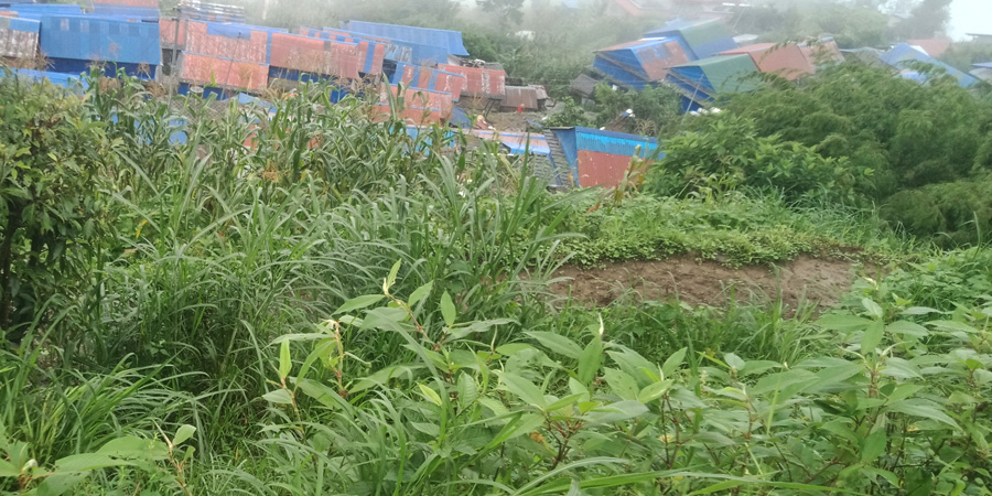 बस्तीमाथिबाट पहिराे झर्ने जोखिम, ५० भन्दा बढी घरपुरिने अवस्थामा
