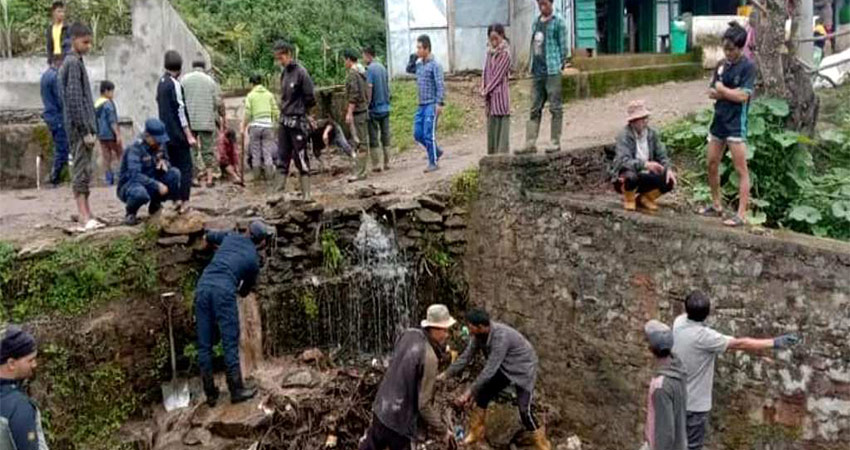 श्रमदानमार्फत सडक मर्मत गर्दै लेखर्कवासी