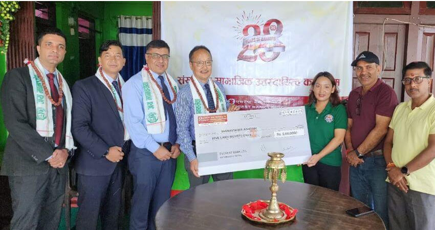 एभरेष्ट बैंकद्वारा मानव सेवा आश्रमलाई आर्थिक सहयोग
