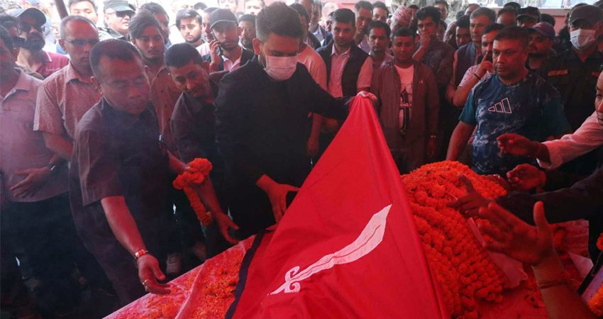 वडाध्यक्ष रिजालको पार्थिव शरीरमा मेयर बालेन्द्रले ओढाए झण्डा