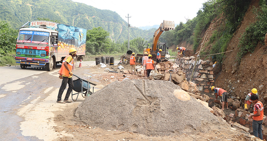 सडक निर्माणको जिम्मा लिएर निर्माण व्यावसायी सम्पर्कविहीन