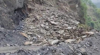 पहिरो खस्दा डुम्रे-बेँसीसहर सडक अवरुद्ध