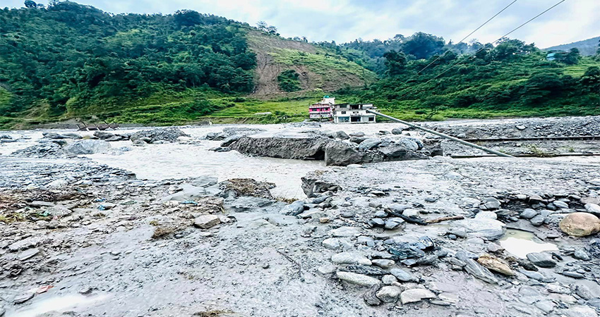 बाढीले पुल र सडकमा क्षति