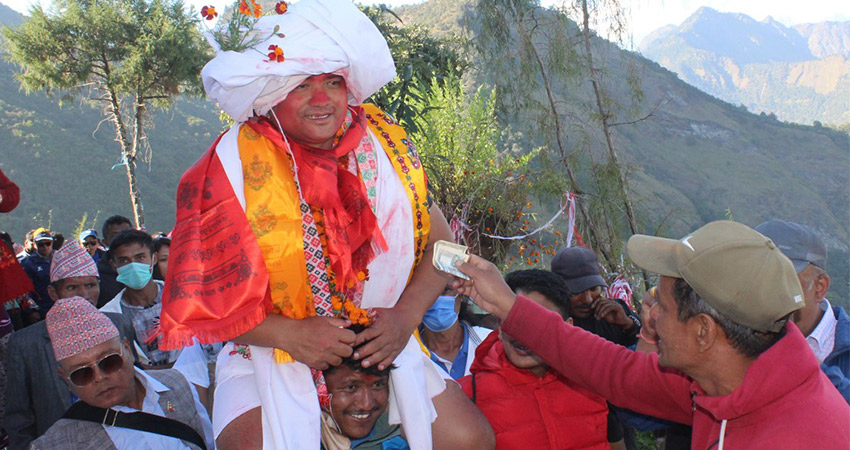 खत्रीले जिते आठौँ पटक ताकमकोतको ठेलो फाल्ने प्रतियोगिता