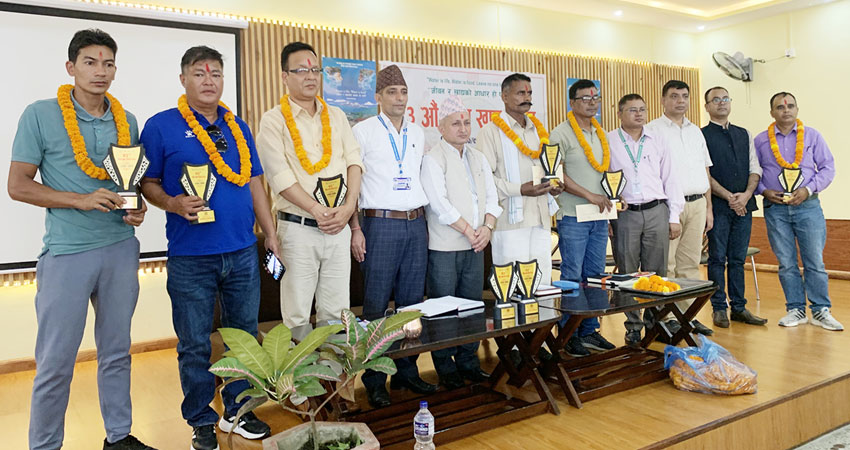 प्रदेश सरकारद्वारा खाद्य उत्पादनमा योगदान पुराएका आठ किसान पुरस्कृत