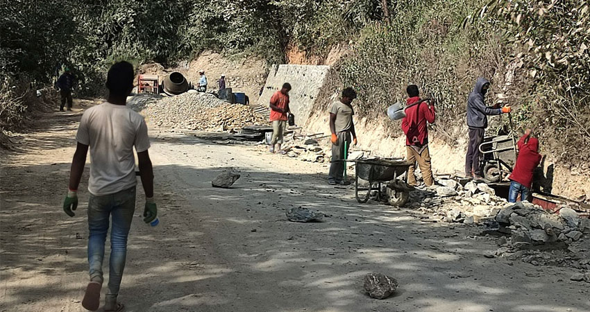 दसैँको रौनकले छोएन कालीगण्डकी किनारका यी मजदुरलाई