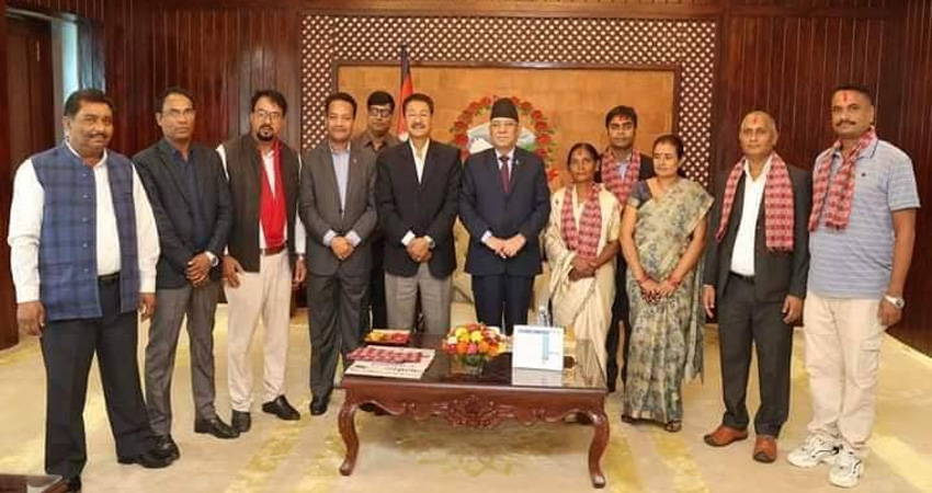 एमालेका प्रदेश सचिवालय सदस्यसहित नेता तथा कार्यकर्ता माओवादीमा प्रवेश