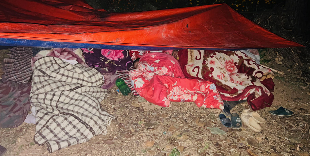 कात्तिक महिनाको चिसो, खुला आकाशमुनि रात बिताउँन बाध्य भूकम्प पीडित