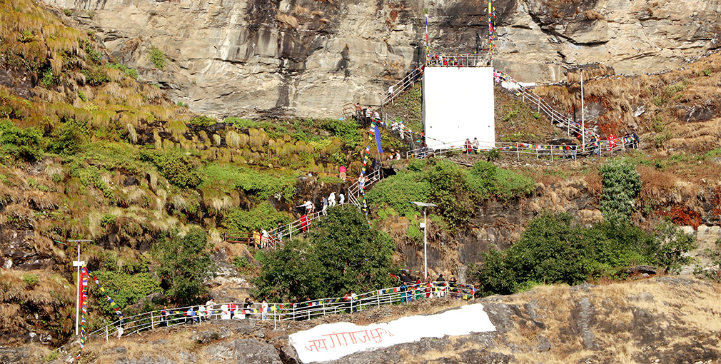 गङ्गाजमुना झरनामा तेह्र सय वर्ष पुरानो जात्रा