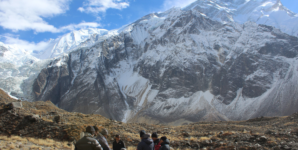 माछापुच्छ्रे आधार शिविर माथि हिमपात