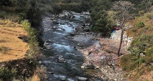 खानेपानी आयोजना सञ्चालन नहुँदा खोलाको पानी पिउन बाध्य स्थानीय