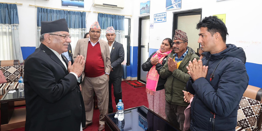 कैलाली पुगेका प्रधानमन्त्री प्रचण्डले भेटे विपीन जोशीका परिवार