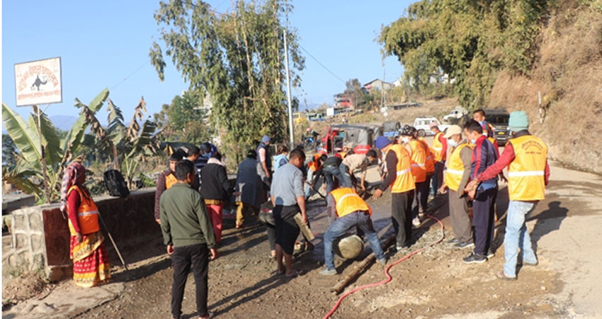 भत्किएर दुर्घटनाको जोखिम बढेपछि युवाद्वारा सडक मर्मत