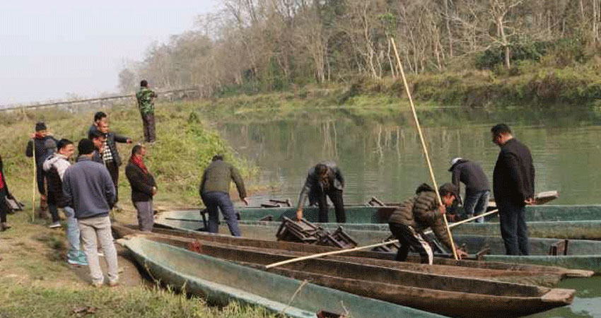 सौराहा आउने पर्यटकका रोजाइमा ढुङ्ग्रेखोलामा डुङ्गा शयर