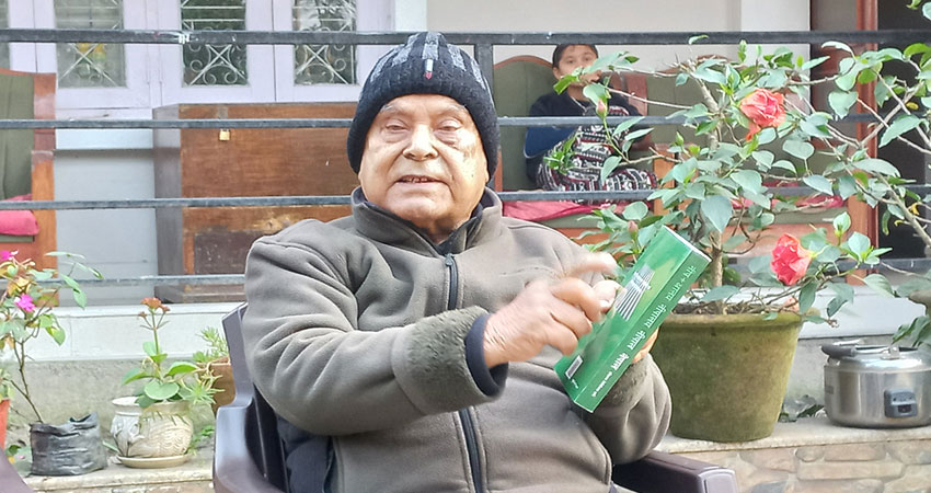 ९० वर्षीय खत्रीले दस वर्ष लगाएर जातजाति  र गोत्र समेटेरे लेखे ‘नेपाल मण्डल’