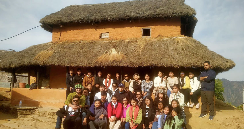 सय वर्ष पुरानो खरको घरमा फोटो खिच्नकै लागि पर्यटकको भिड