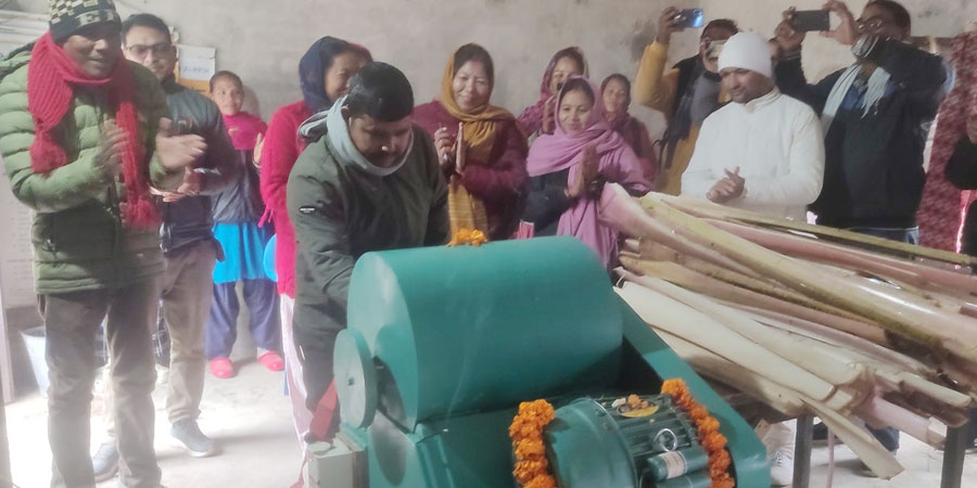 सहकारीले थाल्यो केराको थामबाट रेसा उत्पादन
